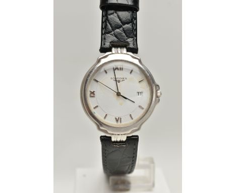 A GENTS 'LONGINES' QUARTZ WRISTWATCH, round white dial signed 'Longines', Roman numeral twelve, three, six and nine interspac