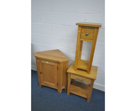 A SOLID LIGHT OAK LOW SINGLE DOOR CORNER CUPBOARD, width 74cm x depth 50cm x height 79cm, along with a tall light oak lamp ta