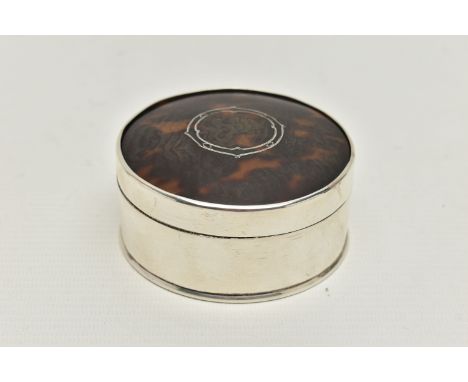 AN EARLY 20TH CENTURY SILVER AND TORTOISESHELL TRINKET BOX, of circular outline with gilded interior, tortoiseshell lid with 