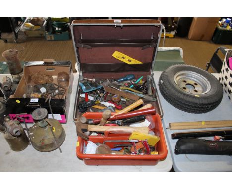 A plastic tray and contents of hand tools to include hammers, hand saws and a travel case containing various tools to include