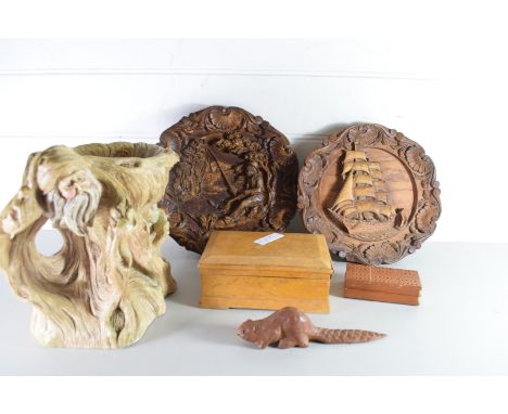 MIXED LOT OF WOODEN WARES TO INCLUDE A PAIR OF CARVED WALL PLAQUES, CRIBBAGE BOARD, PLANT STAND FORMED AS A BEARDED MAN, CIGA
