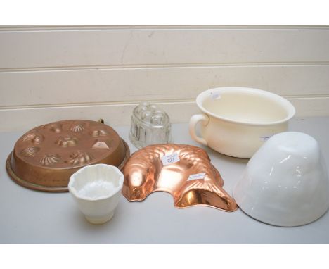 MIXED LOT COMPRISING COPPER MOULDS TO INCLUDE FISH SHAPED EXAMPLE, CERAMIC AND GLASS JELLY MOULD, CHAMBER POT AND OTHER ITEMS