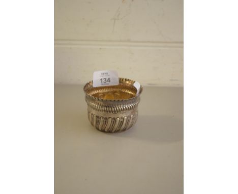 SMALL SILVER SUGAR BASIN WITH GILT LINED INTERIOR BEARING LONDON 1891 HALLMARK, MAKER'S MARK CB, POSSIBLY CHARLES BOYTON, 7.5
