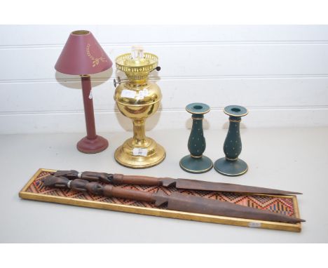 MIXED LOT COMPRISING AN OIL LAMP, PAIR OF CANDLESTICKS, PAIR OF MODERN ETHNIC SPEARS AND A FRAMED TAPESTRY PICTURE