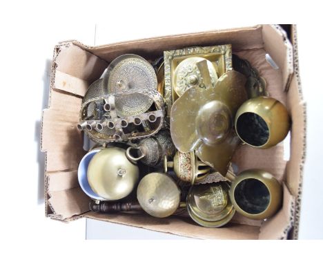 BOX OF MIXED SMALL BRASS ITEMS TO INCLUDE BELLS, INKWELL, VASES ETC
