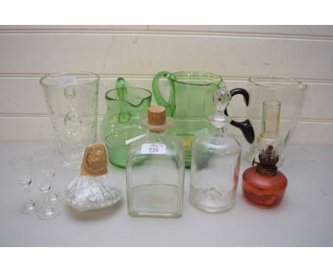 MIXED LOT OF GLASS WARES COMPRISING EARLY 20TH CENTURY LEMONADE GLASSES, SMALL OIL LAMP, GRANTS WHISKY DECANTER AND A FURTHER