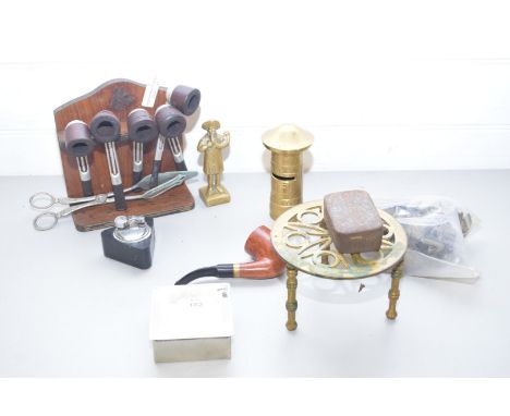MIXED LOT COMPRISING AN OAK RACK OF SMOKING PIPES, SMALL BRASS TRIVET, BRASS MODEL OF THE RIPON HORNBLOWER, TOBACCO PIPE, SIL