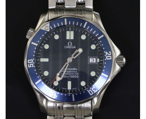 A gentleman's 2003 stainless steel Omega Automatic Calendar Centre Seconds Seamaster Professional Chronometer wrist watch, re