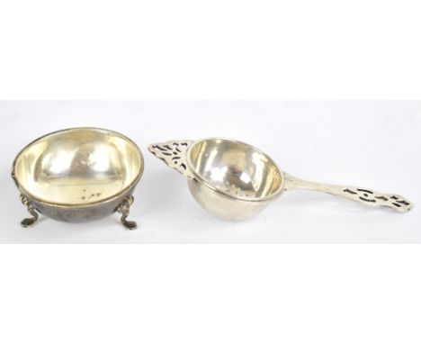 BARKER BROS LTD; a George V hallmarked silver tea strainer, Sheffield 1953, length 15cm, and a stand by the same maker, Birmi