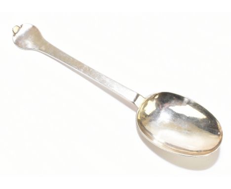 JOHN SMITH; a Charles II hallmarked silver trefid spoon, the oval bowl with a raised rat tail, the reverse terminal scratch i
