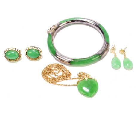 A group of jade jewellery to include a spade-shaped pendant with 14ct yellow gold mount suspended on a 9ct yellow gold chain,