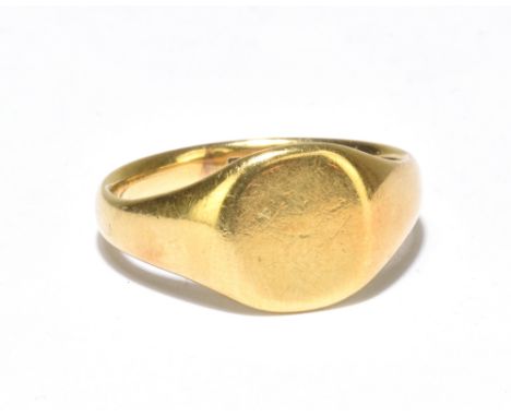 An 18ct yellow gold gentleman's signet ring with vacant platform, hallmarked for London 1925, size P, approx 7.8g.Additional 