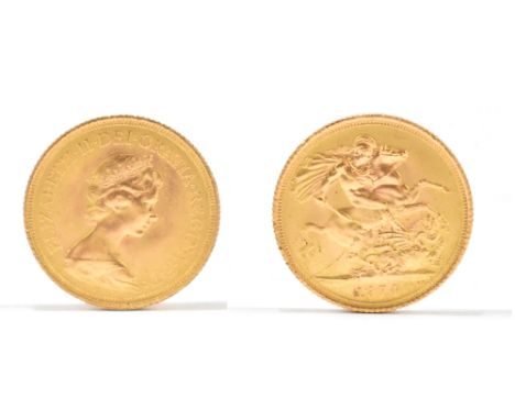 An Elizabeth II 1974 gold Sovereign, 8g.Additional InformationLight surface wear throughout, a little grubby. A scratch at th