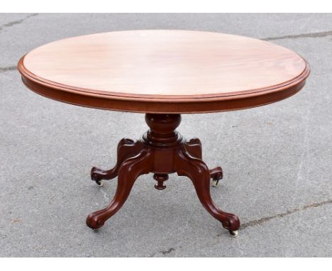 A Victorian mahogany oval loo table, with turned column on four carved legs with scroll feet, height 71.5cm, width 121cm, dep