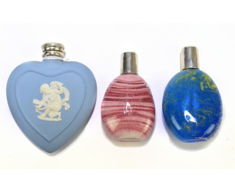 JOSIAH WEDGWOOD &amp; SONS LTD; an Elizabeth II hallmarked silver topped pale blue jasperware heart shaped scent bottle, 6.5 