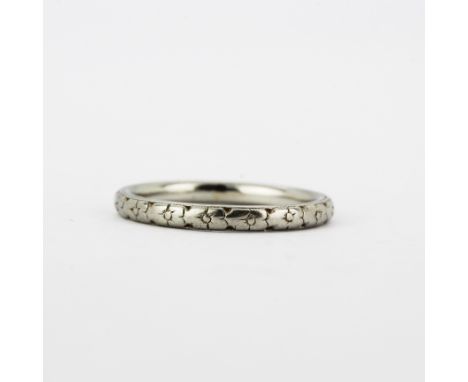 A platinum wedding band, (K).