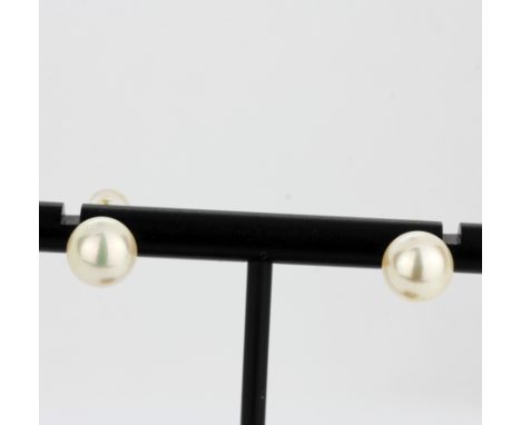 An 18ct yellow gold and cultured pearl stud set earrings, dia. 0.7cm.