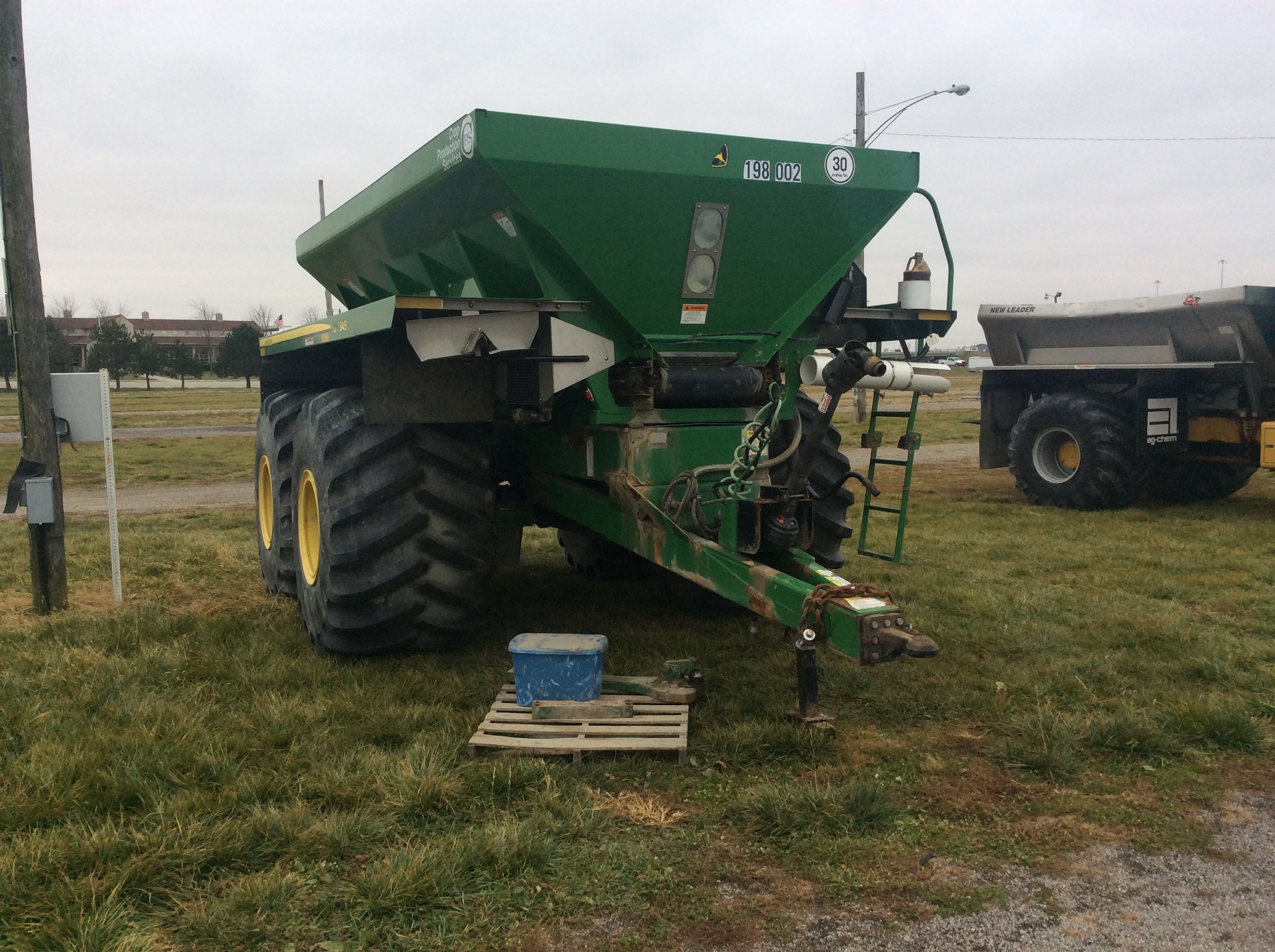 John Deere DN 345 dry fertilizer spreader, 15 T box, 1000 pto, 66 x 43.