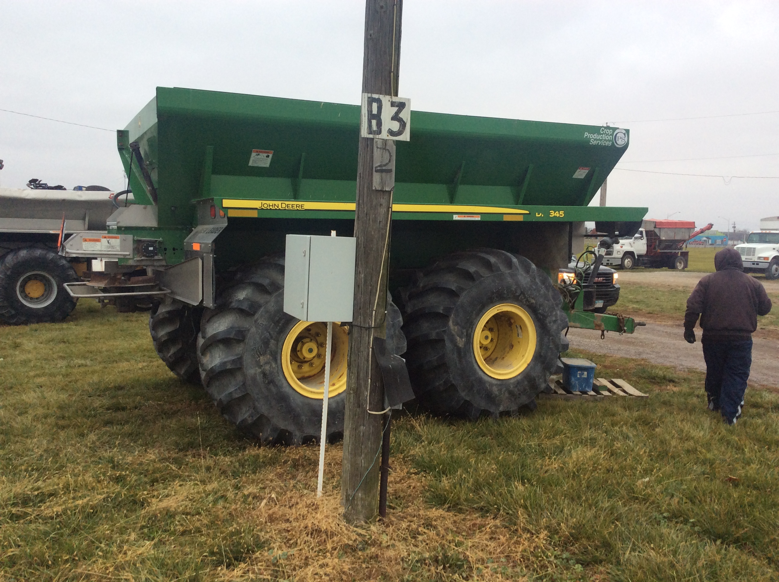 John Deere DN 345 dry fertilizer spreader, 15 T box, 1000 pto, 66 x 43.