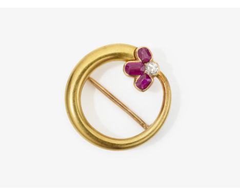 Kleine Brosche mit 3 RubinenSt. Petersburg, um 1900, FABERGÉ, Meister August Wilhelm HolmströmGelbgold 583/-, gestempelt. St.