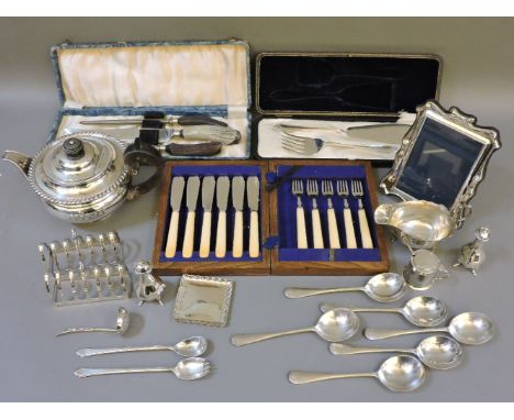 Miscellaneous silver plate, to include sauce boat, pair of six division toast racks, a silver easel back photo frame, a dish,