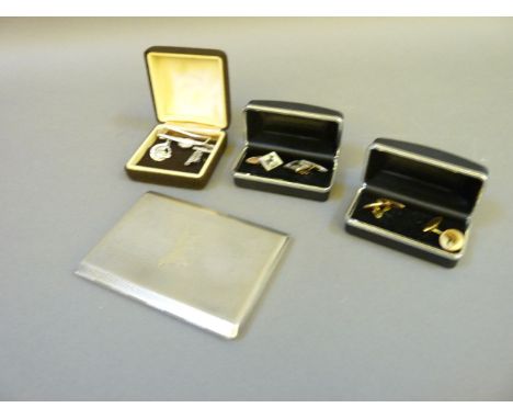 A silver cigarette case, engine turned and engraved with a retriever, 11.5cm, a silver tie pin mounted with two setters model