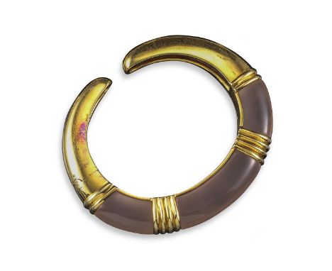 A rose quartz-mounted gold bangle, with fluted decoration and hinged opening section, French control marks, 5.5cm inner diame