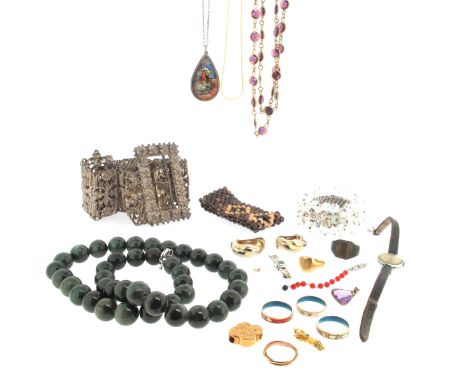 Various items of assorted jewellery, including an emerald and diamond-set clasp, a gold Russian three-colour wedding ring, a 