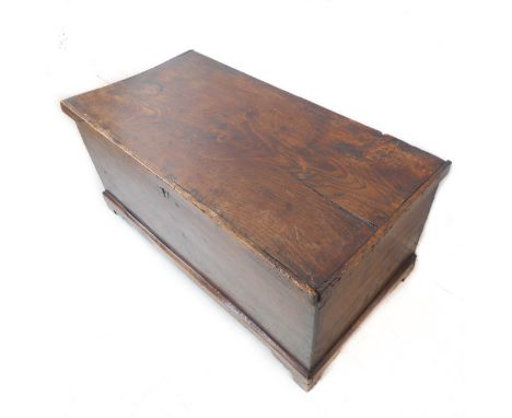 An early 19th century elm chest: well-figured hinge top above short bracket feet (89cm wide x 46cm deep x 40.5cm high)