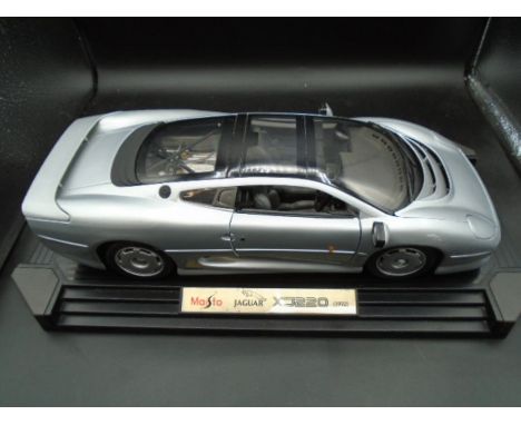 Maisto Jaguar XJ220 (1992) Diecast Model Car (scale 1:12) with display stand