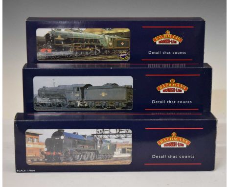 Bachmann Branch-Line - Three boxed 00 gauge railway trainset locomotives comprising; 31-406 'Lord Nelson 30850', 32-553 'Clas