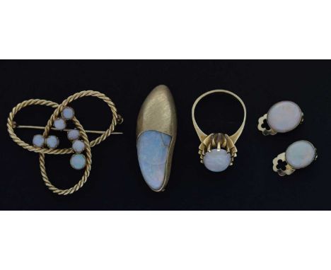 Small group of modernist opal jewellery comprising a single stone ring, the oval cabochon claw set in yellow metal mount, sta