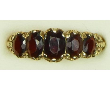 A vintage 9ct gold five stone garnet ring, London 1971, carved claw setting, R, 4.3gm 