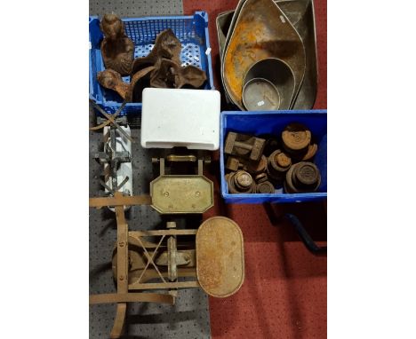 A collection of metal ware, to include weighing scales, weights, cast iron furniture feet and others (3) 