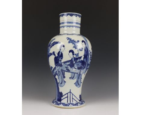   China, blauw wit porseleinen porseleinen balustervaas in Kangxi stijl, Qing dynastie, waarschijnlijk 19e eeuw, met decor aa