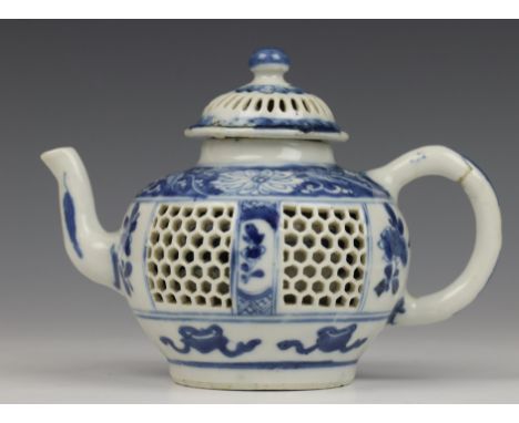   China, blauw-wit porseleinen dubbelwandige theepot, Kangxi, met buitenste schil met vier ajour (zgn 'Linglong' of 'Devils w