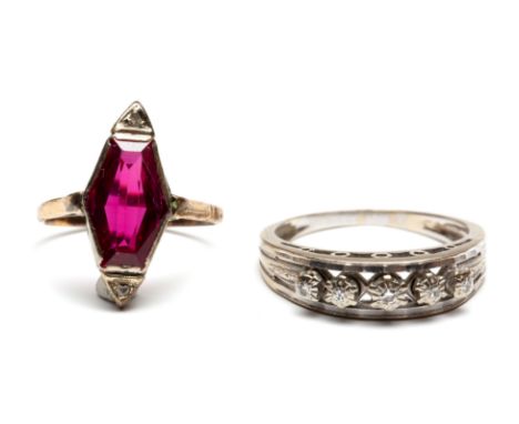   14krt. Witgouden rijring en een zilveren en gouden ring. Rijring bezet met kleine diamanten. Andere ring Art-Deco en bezet 