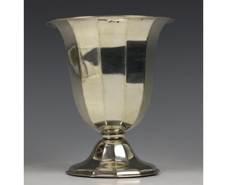   Bloemenvaas, Art Deco, gefacetteerd kelkvormig model op veelkantige opstaande voet, mt. Fa. J.M.van Kempen Voorschoten 1925
