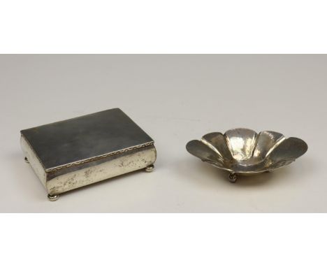   Gehamerd gelobd schaaltje en sigarettendoos, Art Deco, hierbij divers zilverwerk, waarbij suikerklontjestangen, opdienlepel