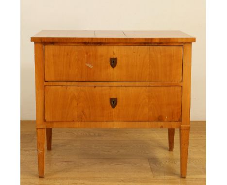   Berkenhouten commode, ca. 1900, met twee laden br. 83, h. 75 en d. 45 cm [1]          