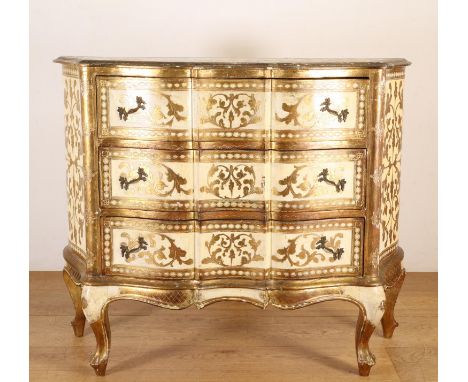   Italië, Venetiaanse commode in 18e-eeuwse stijl, met drie laden. Rijkelijk verguld met o.a. afbeeldingen van bladranken br.