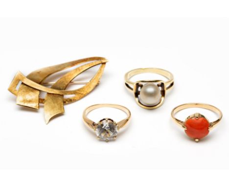   Drie 14krt. gouden ringen en een broche. Eén ring Art-Deco en gezet met bloedkoraal bruto 12,5 gr. 4          