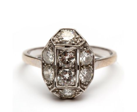   Witgouden ring, Art-Deco, bezet met acht briljant geslepen diamanten, totaal ca. 0,80ct. Zijkanten opengewerkt met krullen 