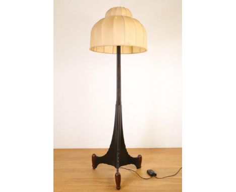   Zwart gebeitst houten staande schemerlamp, art deco, op driesprant. Met kap (besch.) h. 182 cm [1]          
