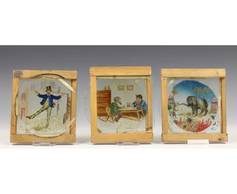   Collectie hand geschilderde glazen toverlantaarn plaatjes, 19e / 20e eeuw, gezet in houten kaders, een groot aantal met bew