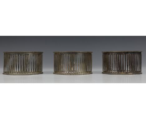   Set van drie flessenbakken, Art Deco, rond ajour model met parelrand versiering, mt. Fa. J.M. van Kempen &amp; Zn. Voorscho