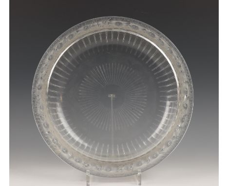   Frankrijk, blank persglazen schaal 'Marguerites', Lalique, ca. 1941, model nummer 10-404. Ges. R. Lalique, France.  diam. 3