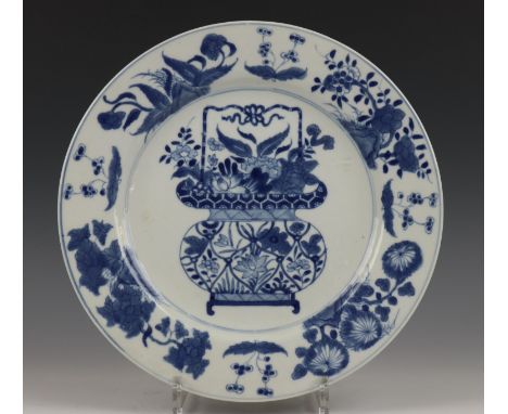   China, blauw-wit porseleinen schotel, Kangxi, met decor van bloemenmand (frits)  diam. 28,2 cm [1] China, blue and white po