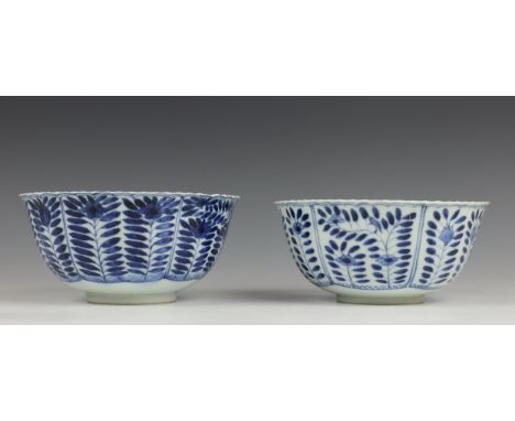   China, paar blauw-wit porseleinen kommen, 18/19e eeuw, met decor van takken in vakwerk. Gemerkt met 4-karaktermerk Kangxi  
