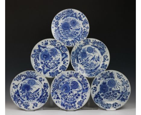   China, serie van zes blauw wit porseleinen borden, Kangxi, met decor van rotsformatie van chrystanten en zangvogel. Gemerkt